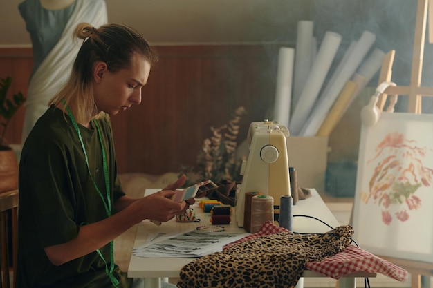 Osoba haftująca ręcznie